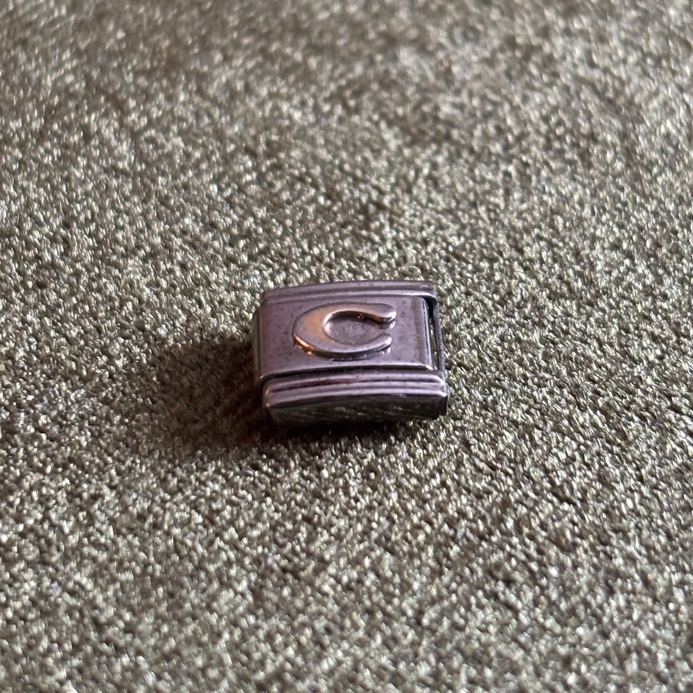🔠 FREE / Vintage “C” Italian bracelet single charm (2003)